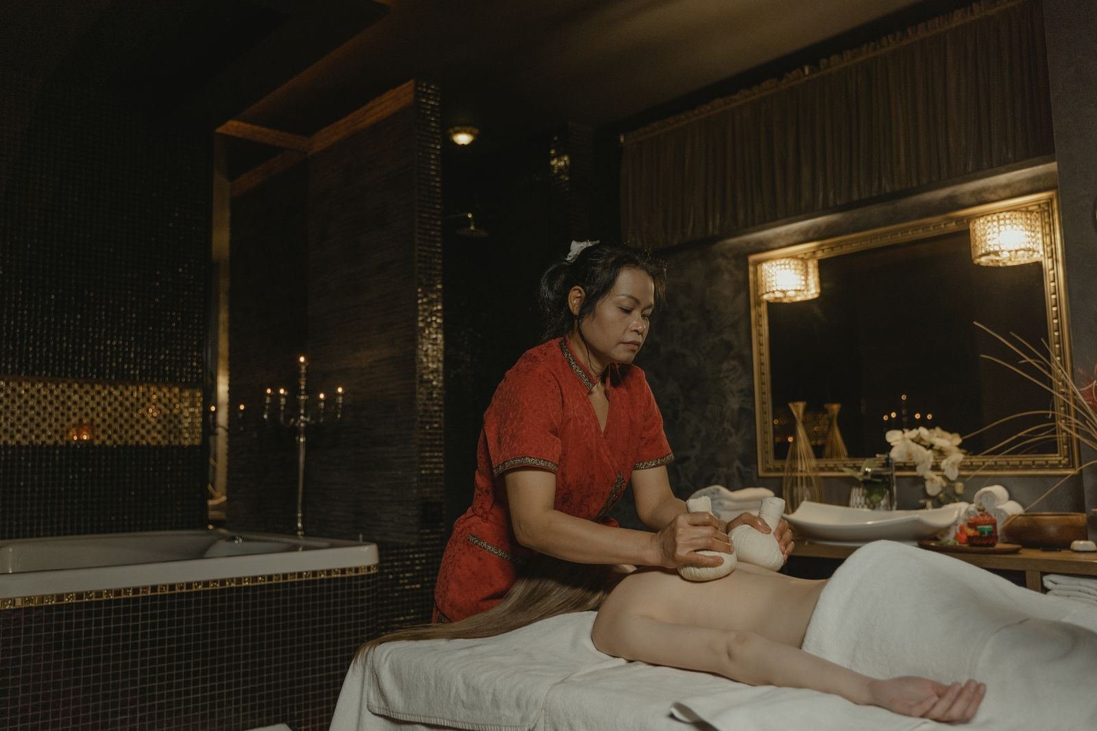 Traditional Ayurvedic oil massage - Abhyanga Jaipur