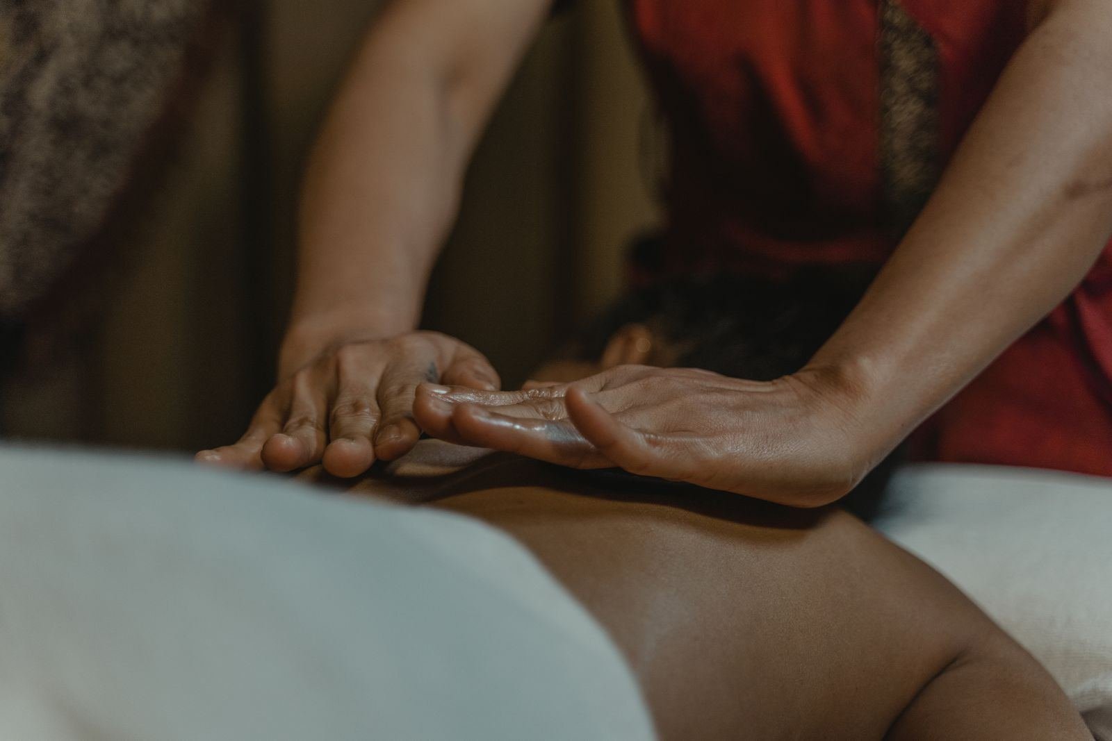 Hands massaging back - Churna Pind Swedana Herbal Powder Bolus Therapy Jaipur