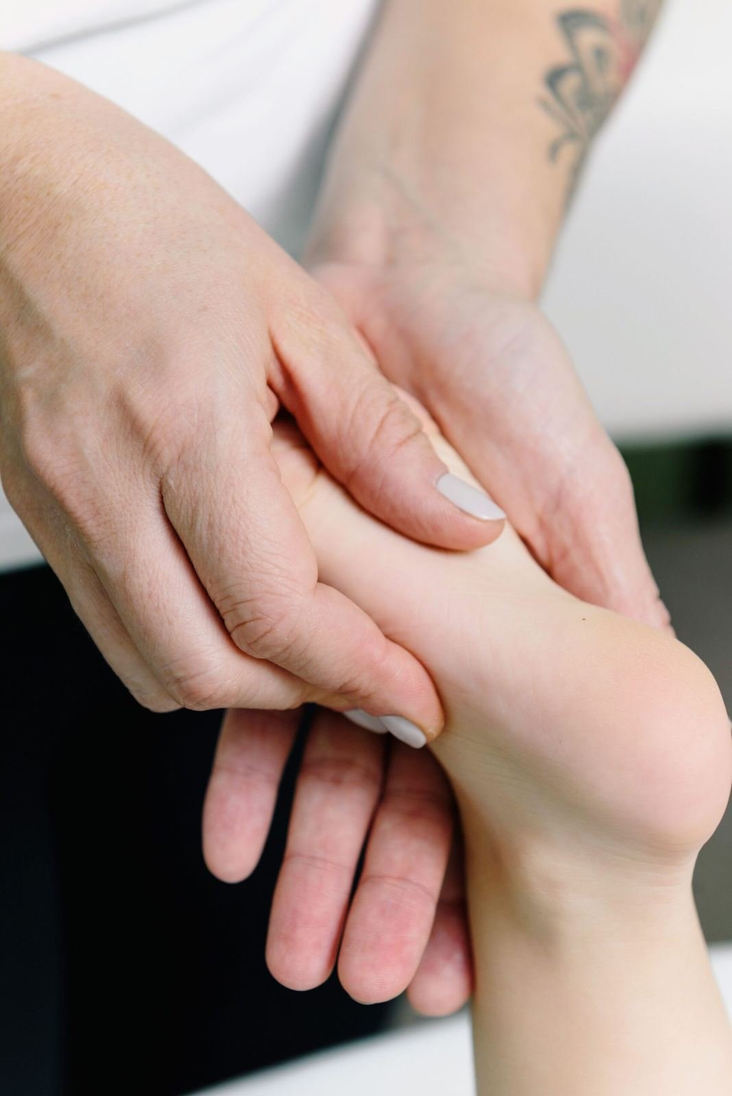 Physiotherapist giving a therapeutic foot massage for plantar fasciitis heel pain relief - Ayurvedic plantar fasciitis treatment in Jaipur