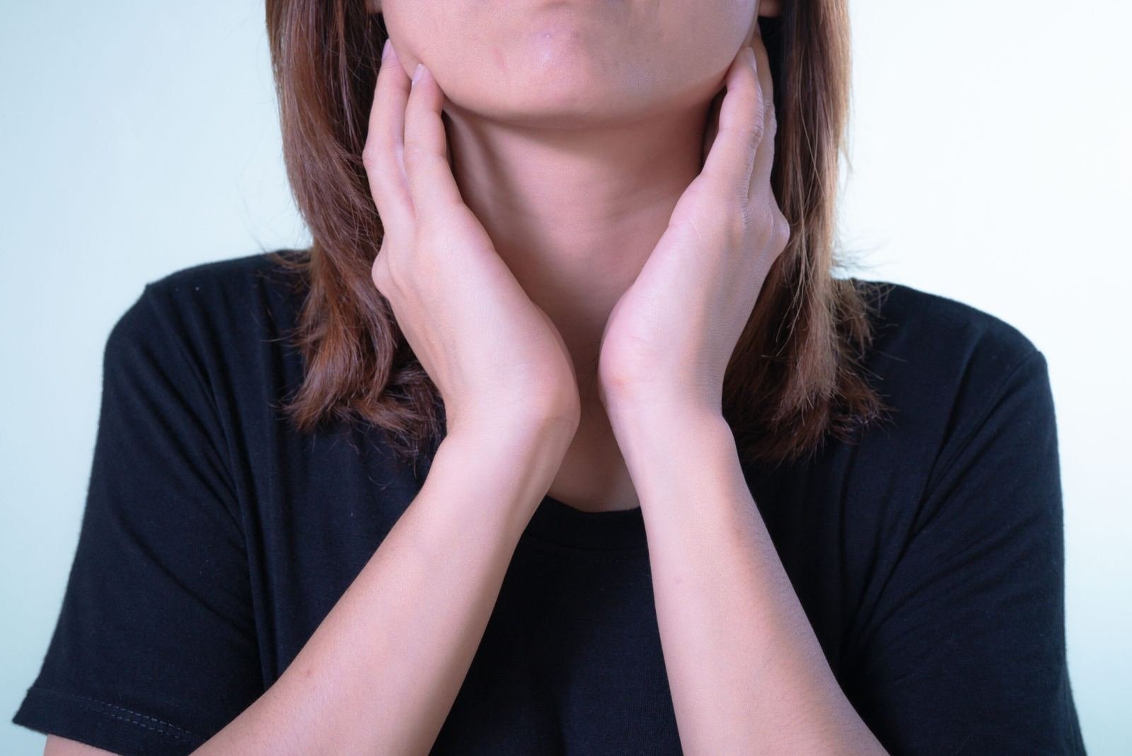 Sore throat examination for Tonsillitis (Tundikeri) Ayurvedic treatment in Jaipur