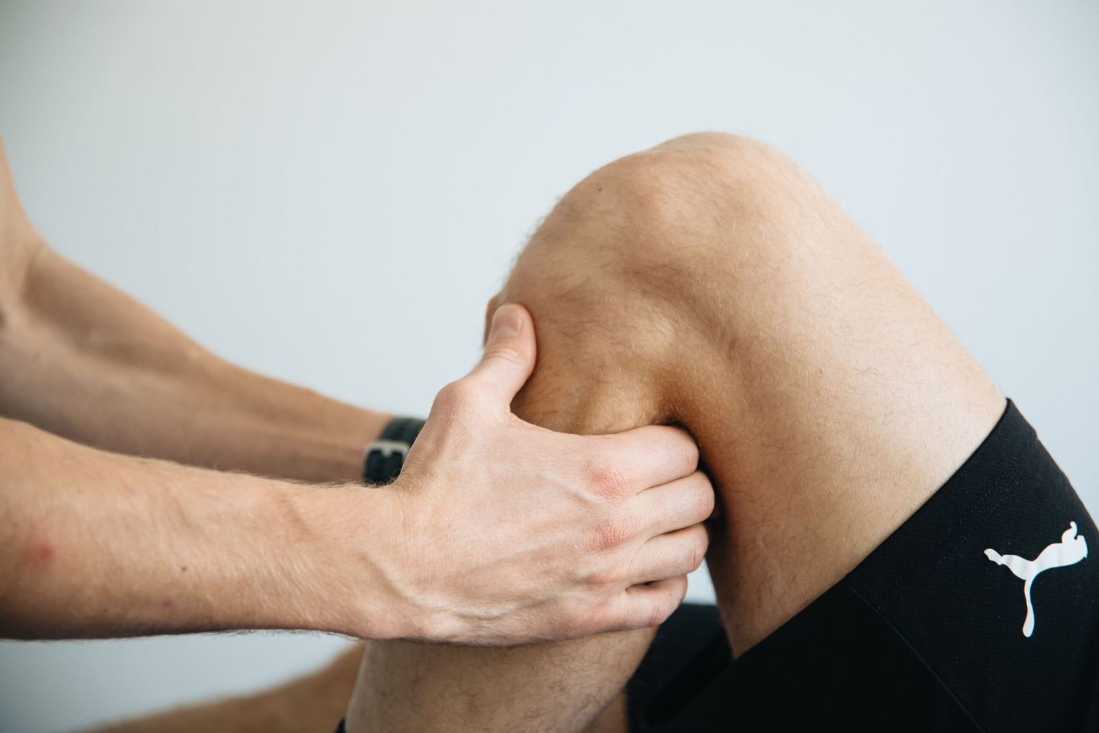 Physiotherapist massaging knee joint for knee pain Ayurvedic treatment in Jaipur