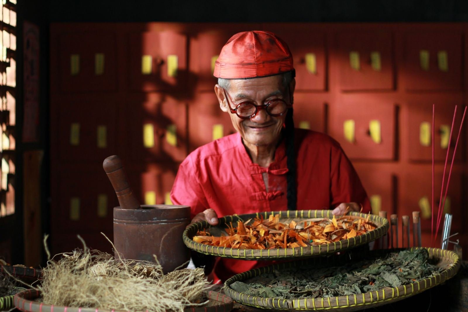 Traditional Ayurvedic herbalist with dried herbs for erectile dysfunction Ayurvedic treatment in Jaipur