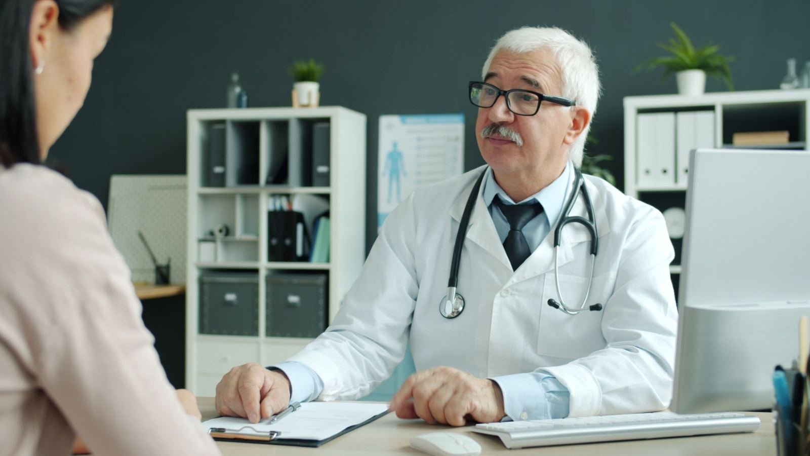 Senior doctor consulting patient for piles (Bawaseer/Arsha) Ayurvedic treatment in Jaipur