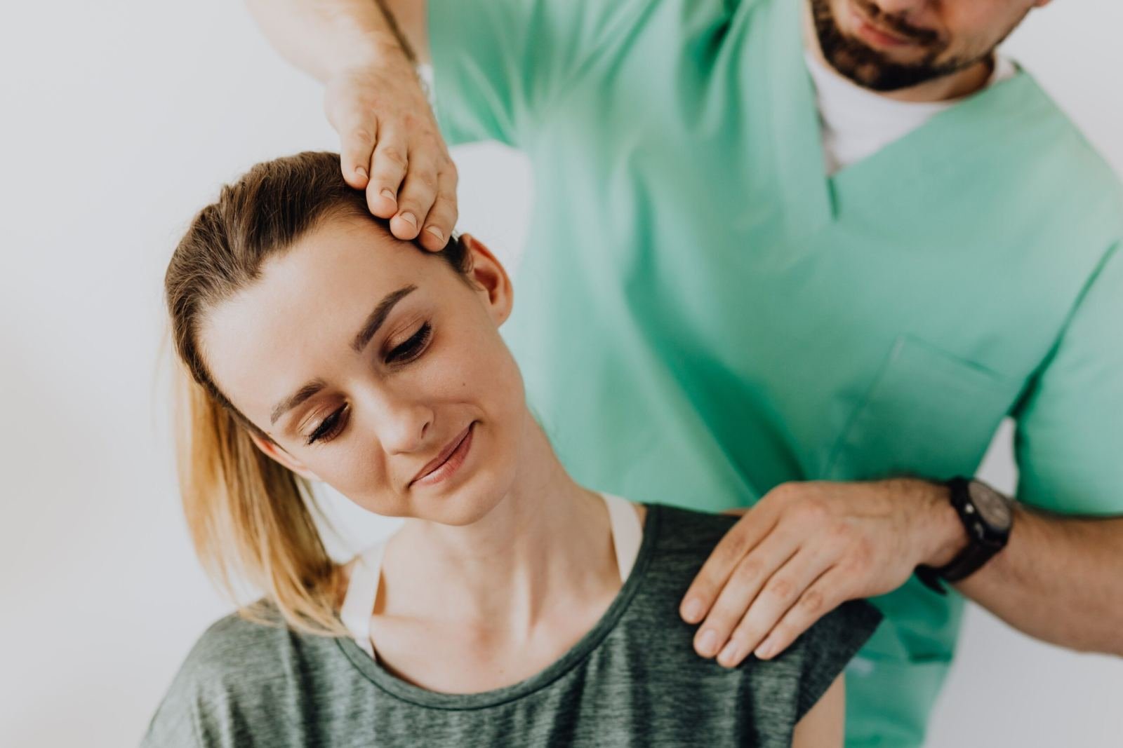 Therapist performing neck massage for cervical pain Ayurvedic treatment in Jaipur