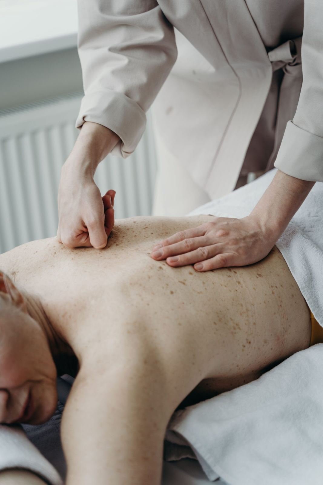 Therapeutic back massage for Fibromyalgia Ayurvedic treatment in Jaipur