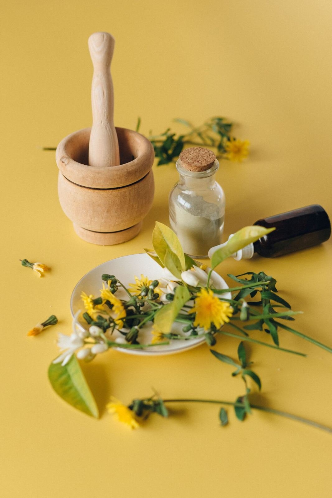 Fresh Ayurvedic herbs and flowers used in Ksharsutra therapy for fistula (Bhagandar) Ayurvedic treatment in Jaipur