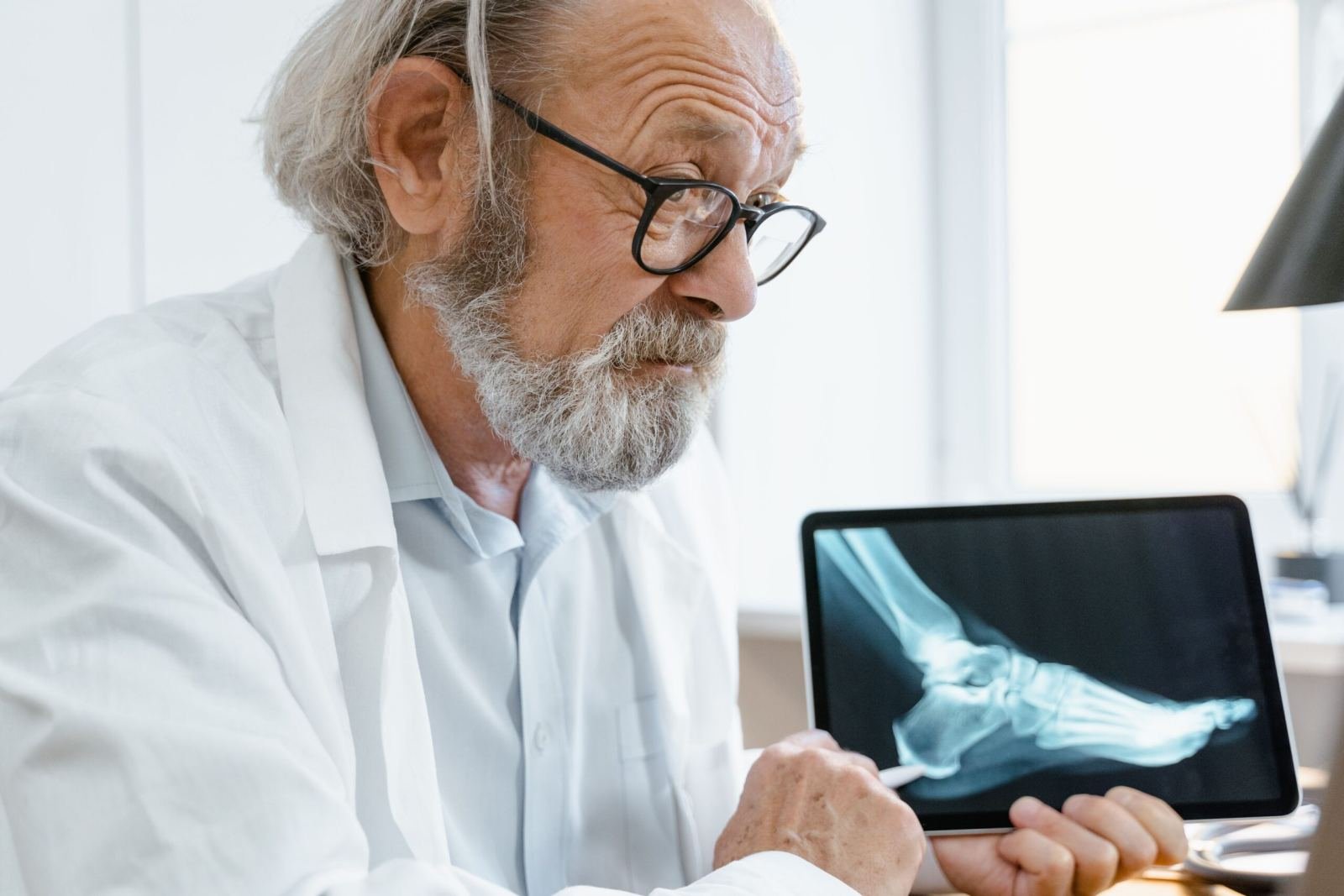Doctor reviewing bone X-ray results for osteoporosis (Asthi Kshaya) Ayurvedic treatment in Jaipur
