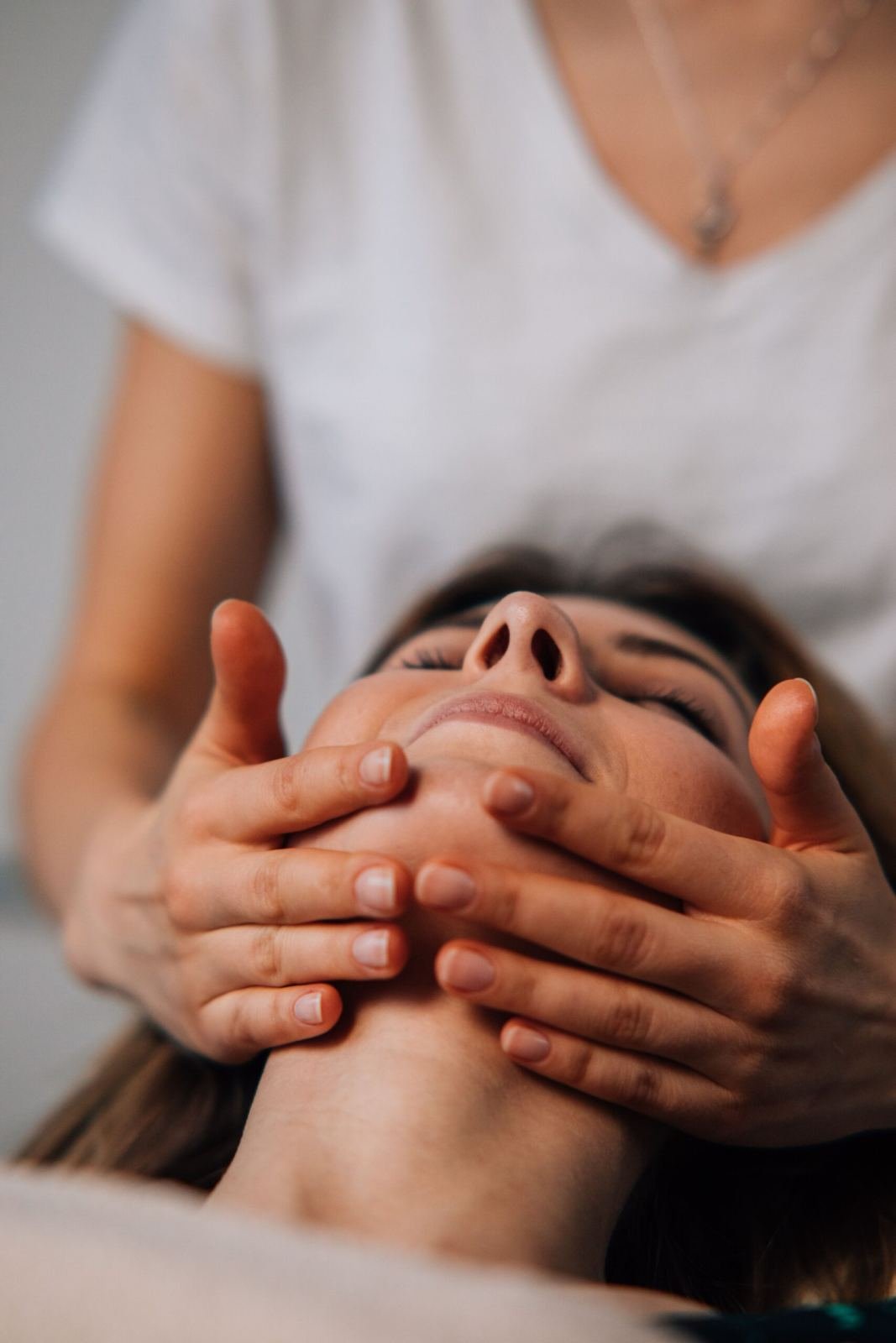 Face and jaw massage therapy for TMJ Jaw Pain (Hanu Sandhi Vata) Ayurvedic treatment in Jaipur