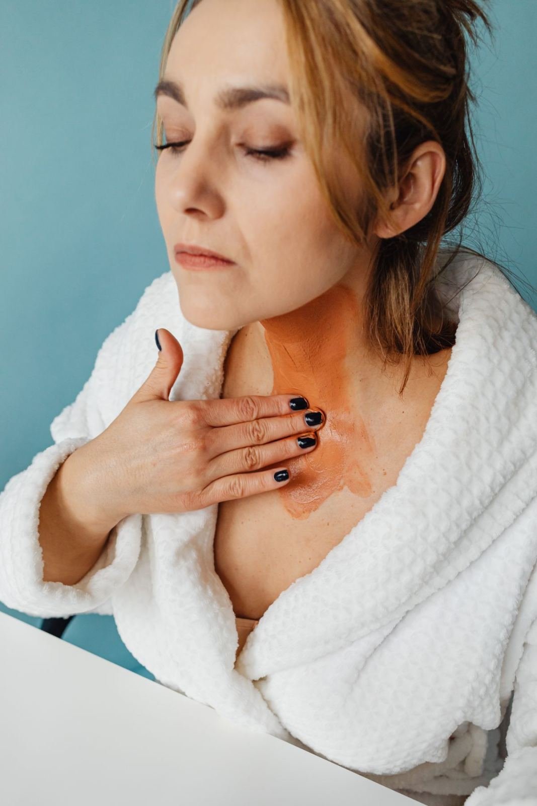 Woman caring for neck and thyroid gland area for hyperthyroidism - Ayurvedic treatment in Jaipur
